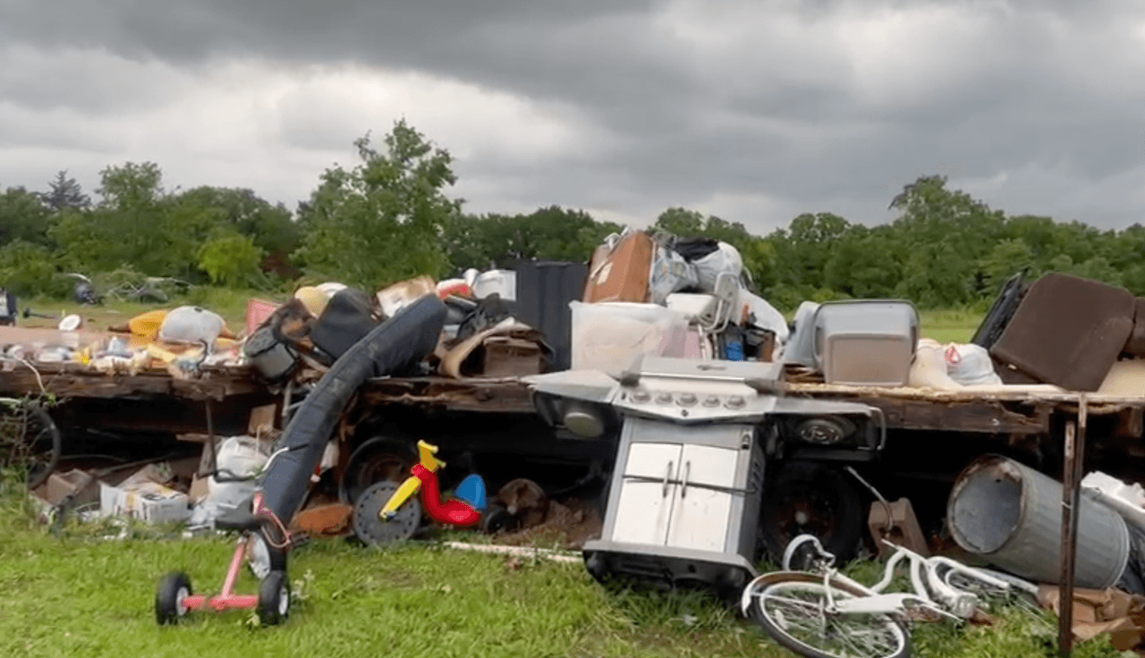 Esta es otra triste imagen de cómo habitantes de Barry, Texas perdieron su vivienda tras el paso de tornados en su zona.