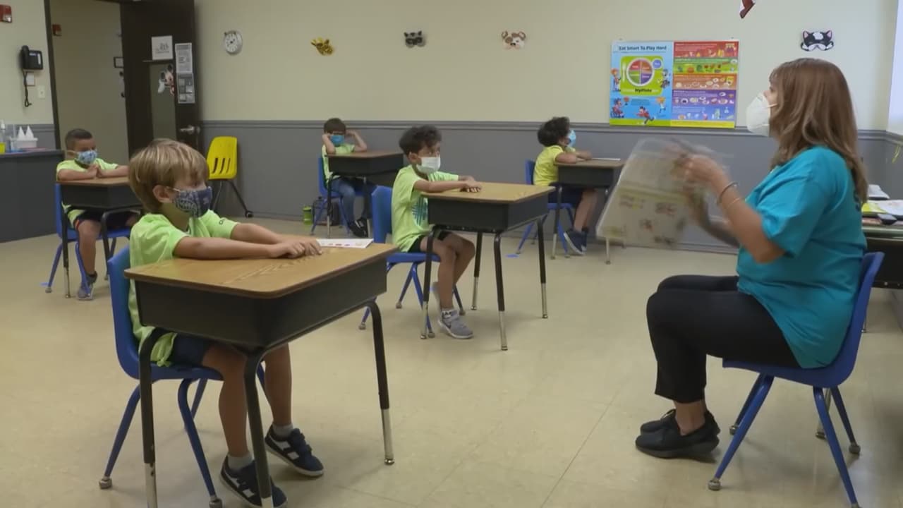 El superintendente escolar Alberto Carvalho, dijo que las clases se podrán reanudar el próximo 24 de agosto, a pesar del incremento en los casos de coronavirus en el condado.
<br>