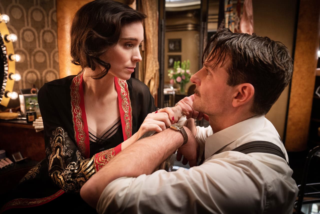 Bradley Cooper y Rooney Mara en 'Nightmare Alley'.