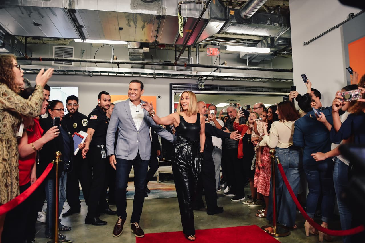 La 'Diva del Bronx' no esperaba encontrarse con los fans que ya estaban esperándola y muy sonriente pasó saludando a todos.