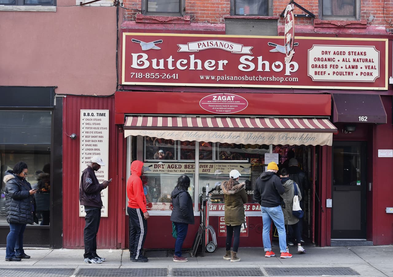 En EEUU la situación también es compleja. De acuerdo con un reporte de
<b><a href="https://cnnespanol.cnn.com/2020/03/17/coronavirus-17-de-marzo-minuto-a-minuto-los-casos-de-coronavirus-en-el-mundo-ya-son-mas-de-181-500/" target="_blank">CNN</a></b>, el secretario del Tesoro Steven Mnuchin advirtió que la enfermedad elevaría el
<b>desempleo al 20%</b>. Según la Organización Internacional del Trabajo, la pandemia podría
<b>eliminar 25 millones de empleos</b>, reportó este miércoles
<b><a href="https://noticieros.televisa.com/ultimas-noticias/coronavirus-podria-eliminar-25-millones-empleos-oit/" target="_blank">Noticieros Televisa</a></b>. En la imagen, un grupo de personas hacen fila delante de un negocio en la ciudad de Nueva York, una de las más afectadas.