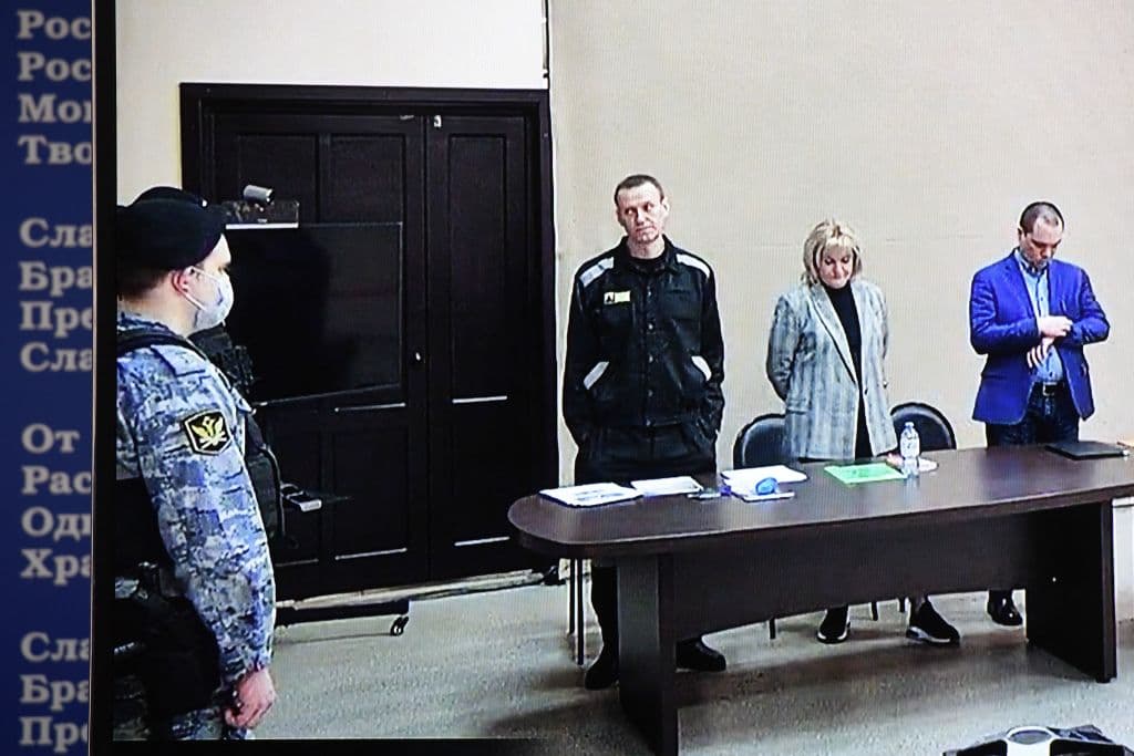 <br>El opositor ruso Alexei Navalny junto a sus abogados en la audiencia de su juicio, celebrada en la prisión colonia IK-2 en la región de Pokrov.