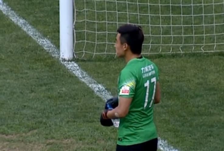 Portero es multado por recibir un gol mientras tomaba agua