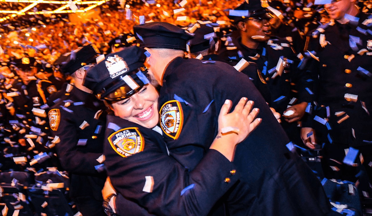 La policía de la ciudad de Nueva York da la bienvenida a 425 nuevos agentes