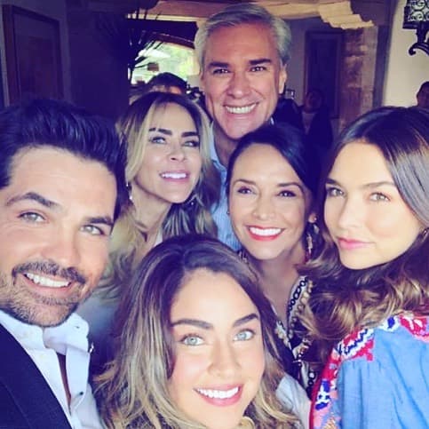 Mayra Adela Rojas González, su verdadero nombre, es parte de este proyecto junto a Adrián Uribe, Claudia Martín, Aylín Mujica, Gerardo Murguía, y Ferdinando Valenzuela, entre otros.