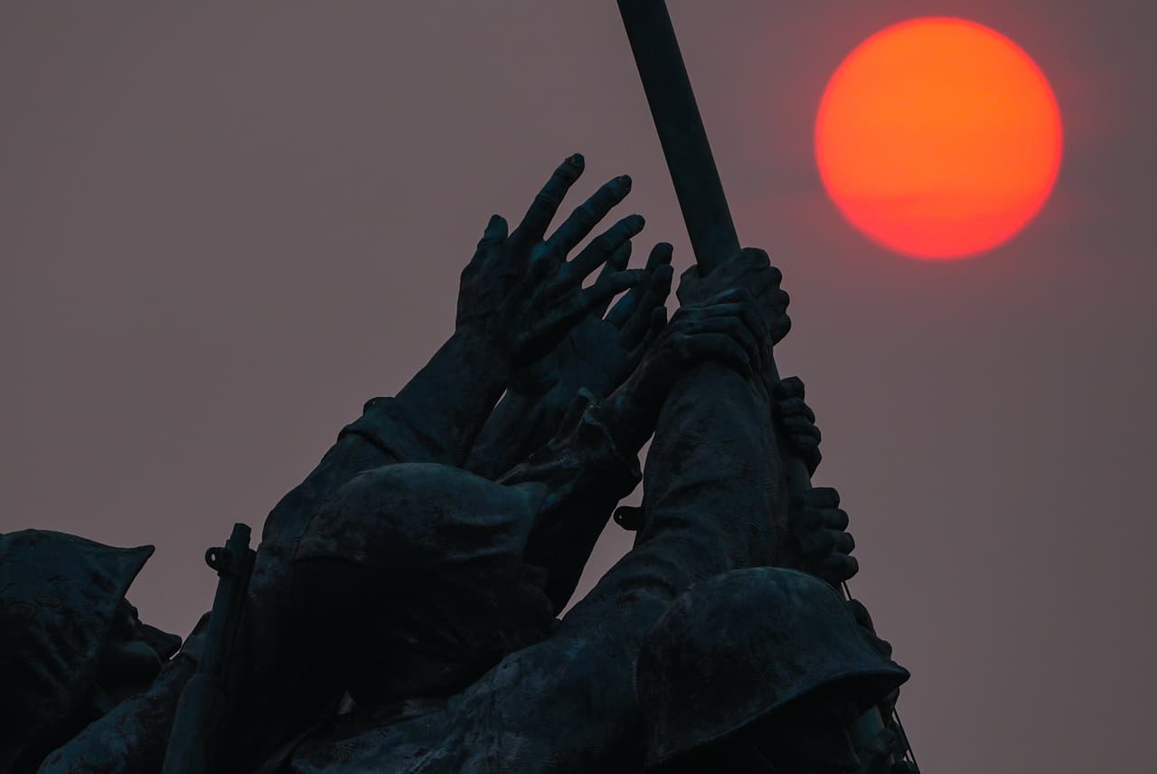 El humo aminora la potencia del sol y nos ofrece esta imagen del Memorial de Guerra del Cuerpo de Marines.