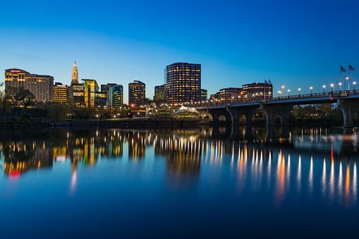 <b>Hartford, Connecticut.- </b>Esta ciudad es puesto número siete de la lista con un salario promedio anual de 60,040 y una tasa de desempleo de 4.2%
<br>
