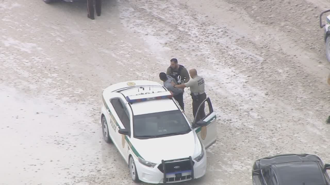 En video: policía de Miami-Dade captura a sospechoso de asalto tras una persecución