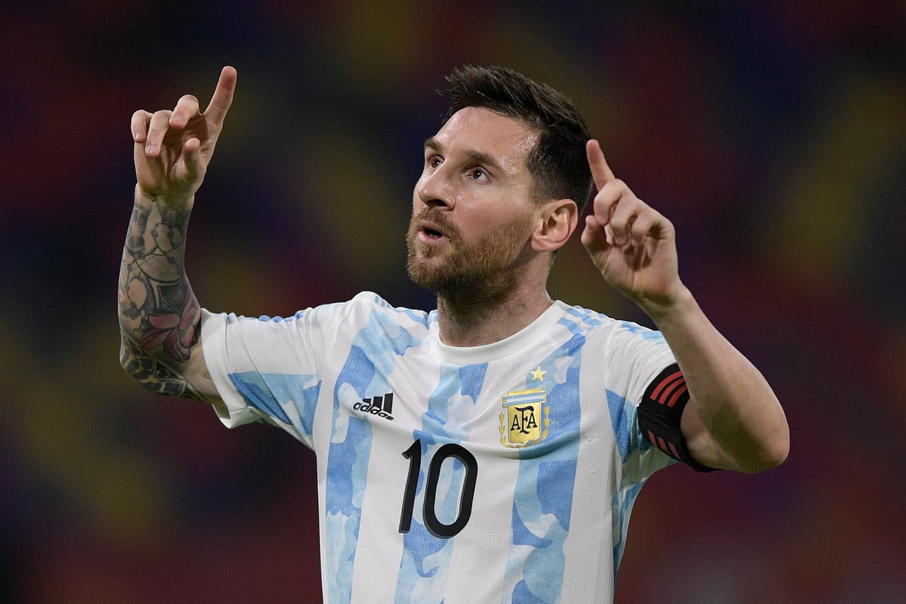 <b>Puesto 11: Lionel Messi, futbolista</b>.
<br>
<br>
<b>336.5 millones de seguidores en redes sociales.</b>
<br>
<br>
<a href="https://www.instagram.com/leomessi/"><u>Instagram</u></a>: 220 millones de seguidores
<br>
<br>
<a href="https://www.facebook.com/leomessi"><u>Facebook</u></a>: 102 millones de seguidores.
<br>
<br>
<a href="https://www.youtube.com/user/LeoMessi"><u>Youtube</u></a>: 14.5 millones de seguidores.