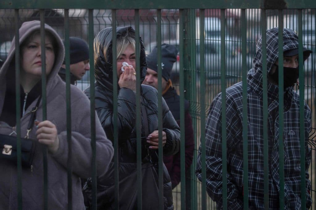 Ucranianos esperan este viernes por la tarde a sus familiares en el puerto fronterizo Medyka, al este de Polonia. La Agencia de las Naciones Unidas para los Refugiados calcula que más de 50,000 ucranianos han huido de su país en las últimas 48 horas.