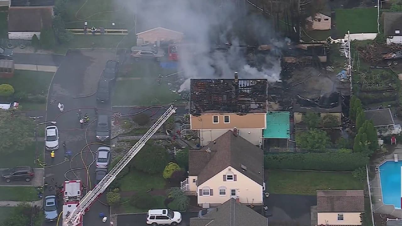 Incendio de cuatro alarmas en Belleville destruye dos viviendas y obliga a evacuar una manzana