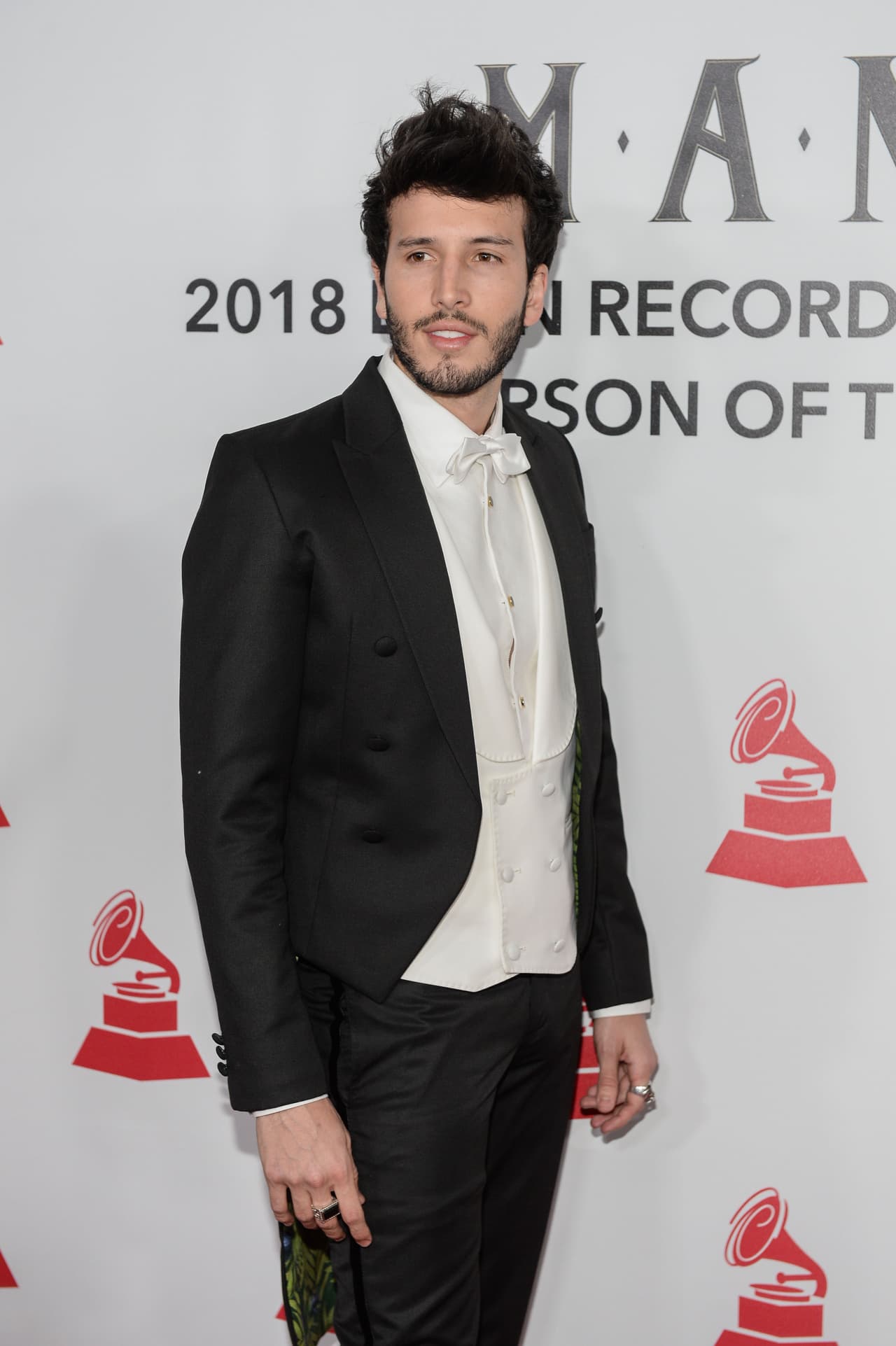 Sebastián Yatra llegó elegantemente vestido de frac.