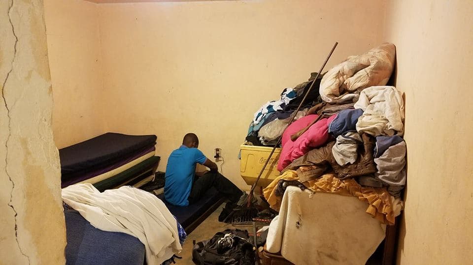 Un inmigrante de Haití descansa en la Casa de la Misericordia en Nogales, México, en su ruta para cruzar la frontera.