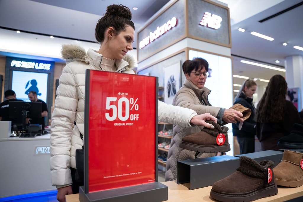 Los compradores del Viernes Negro miran zapatos en la tienda insignia de Macy's en Nueva York el viernes 28 de noviembre de 2025.