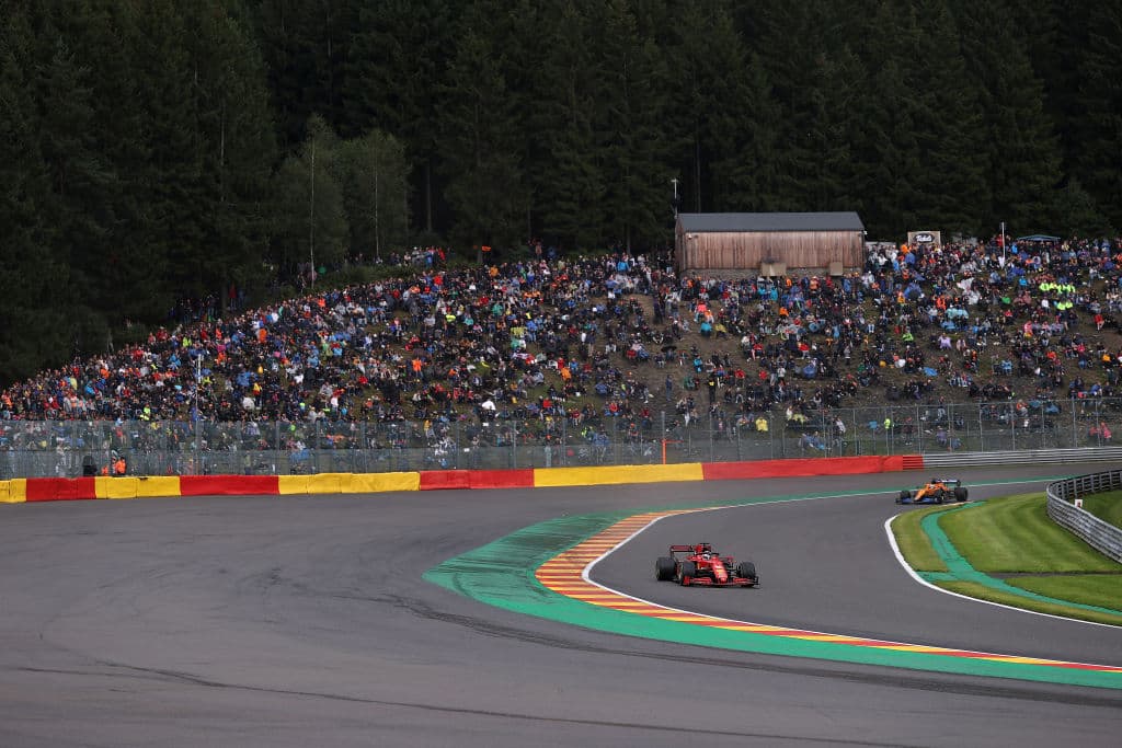 Max Verstappen aseguró la pole position con un tiempo de 1:59.765, sorpresivamente el piloto que consiguió el segundo mejor tiempo fue el británico George Russell con 2:00.086 y en la tercera plaza quedó el heptacampeón de la Fórmula 1, Lewis Hamilton, con un tiempo de 2:00.099.