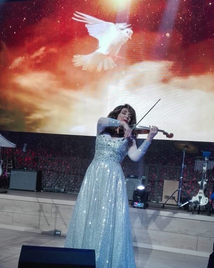 "Sí nos 'whatsapeamos', pero nos 'instagrameamos', entonces me dice: '
<b>Comadre, gracias por defenderme</b>, yo no sabía que tú estabas metida en este lío'. Le digo: 'No estaba, me metieron y di mi opinión como mujer cristiana'", declaró en
<a href="https://www.youtube.com/watch?v=H-GPZHqTi8Y&feature=emb_logo" target="_blank">'De primera mano'</a>.
<br>