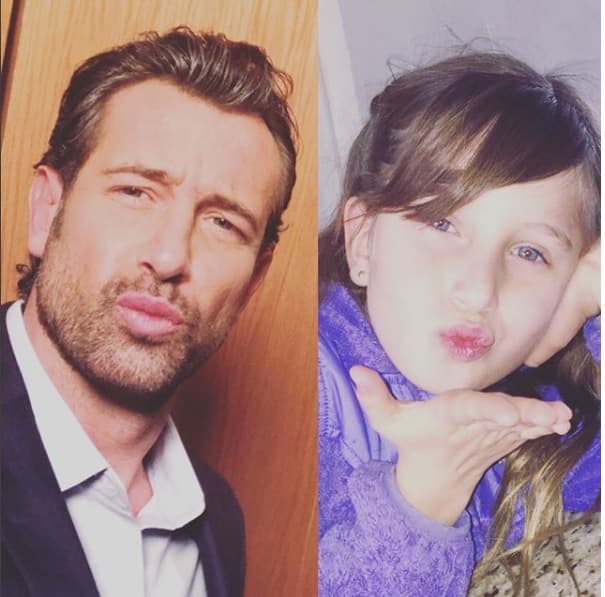 Gabriel Soto pierde la pose cuando está con sus pequeñas, como aquí, donde está imitando a Elissa, quien manda besos a sus seguidores en redes sociales.