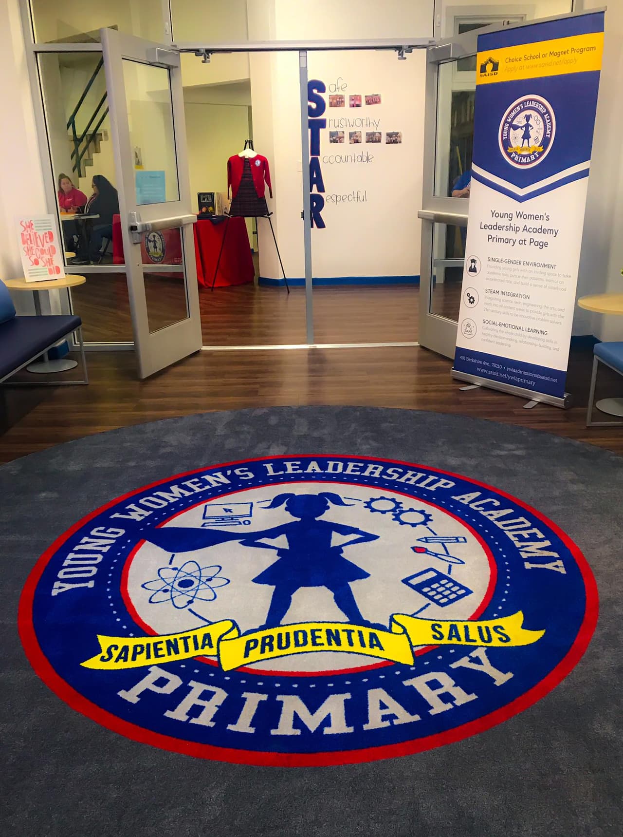 <b>Young Women's Leadership Academy</b>
<br>
<br>Puesto en Texas: 15
<br>
<br>Puesto Nacional: 108