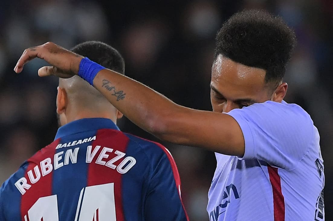 Barcelona venció al Levante con anotaciones de Pierre-Emerick Aubameyang, Pedri y Luuk de Jong; por los locales marcaron Morales y Melero, ambos por la vía del penal. Si bien anotaron dos tantos desde los 11 pasos, los granotas falllaron uno.