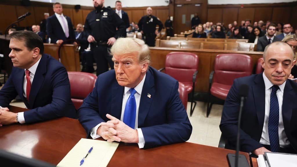 El expresidente Donald Trump en la sala de la corte en su juicio sobre el presunto plan para ocultar historias negativas durante su campaña presidencial en 2016.