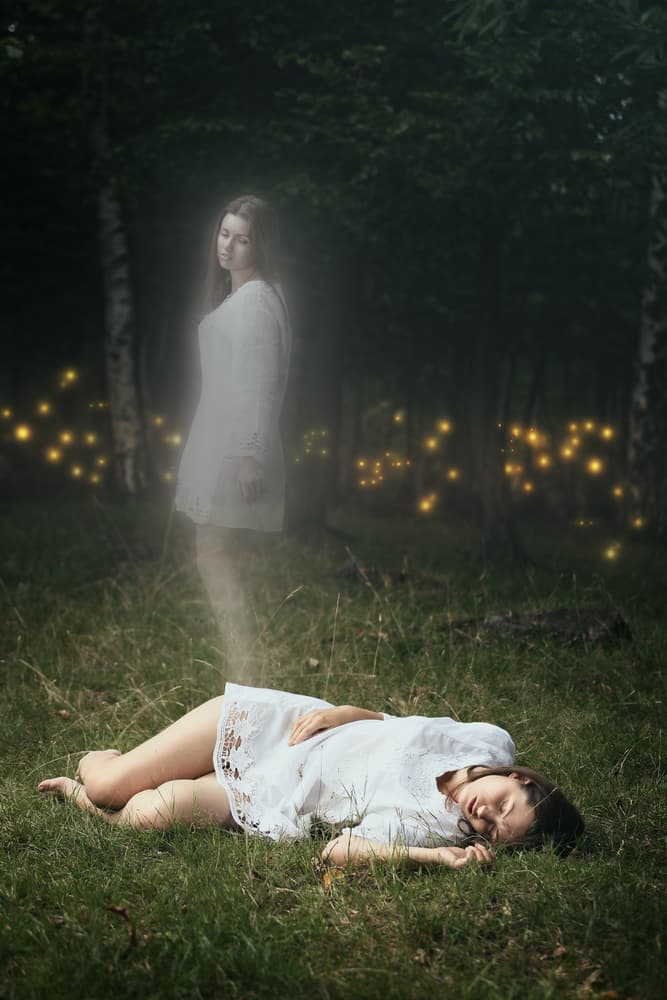 En la cultura occidental, la creencia de que la muerte representa el final de las cosas, constituye un obstáculo para la sanación. Tenemos una cultura donde la posibilidad de perder a una persona cercana de manera física resulta impensable. Sin embargo, la muerte solo es la parte física, porque la energía de la que estamos hechos es la que continúa existiendo. Esa energía en que nos transformamos, sigue existiendo de alguna forma, aunque no la podamos ver, no significa que no exista, sino que está en otro plano, en otra frecuencia, o dimensión.