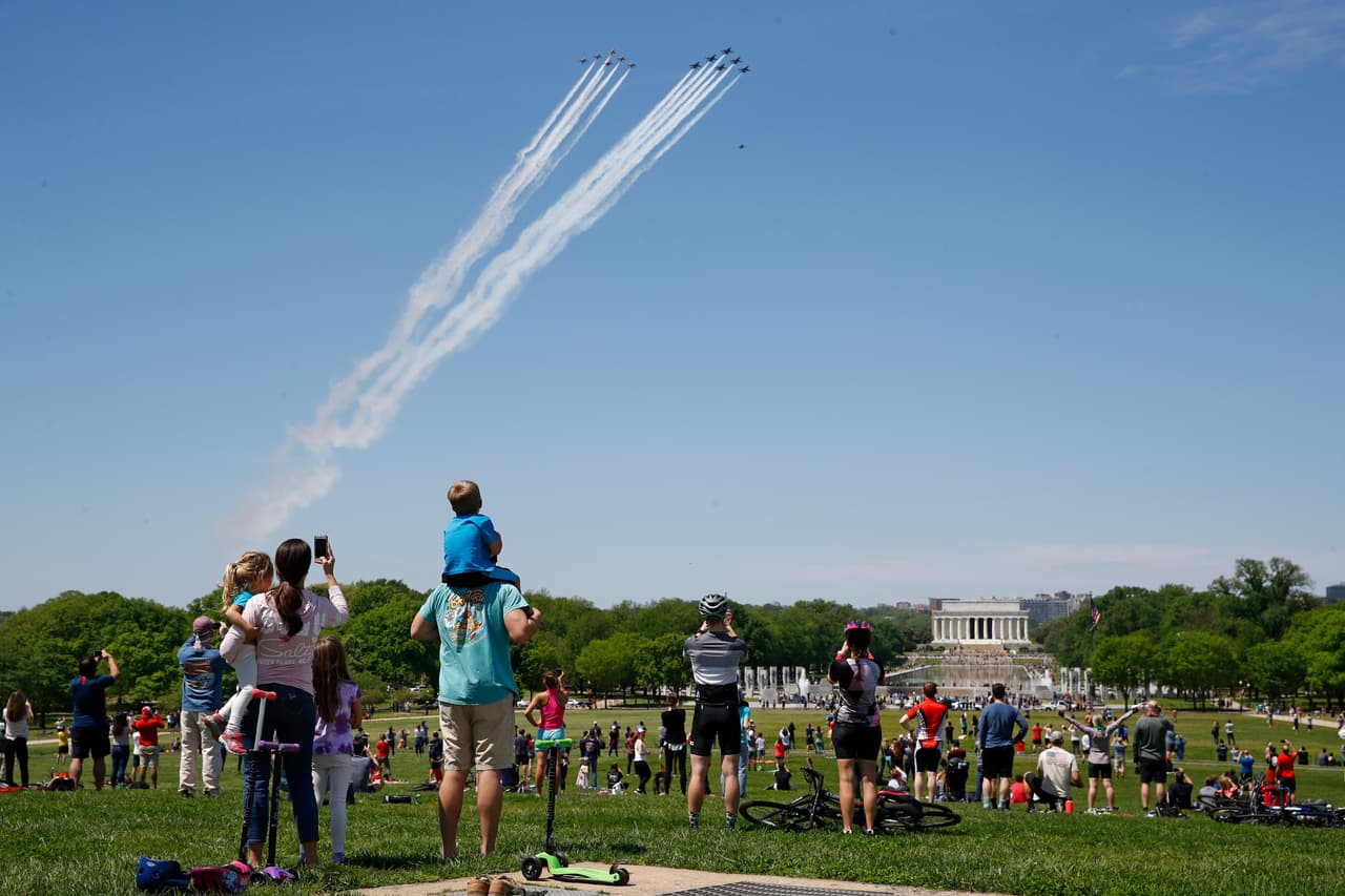 Una multitud se reunió en el National Mall de Washington para ver el espectáculo aéreo de los Navy Blue Angels y los Thunderbirds de la Fuerza Aérea de EE. UU este sábado 2 de mayo.