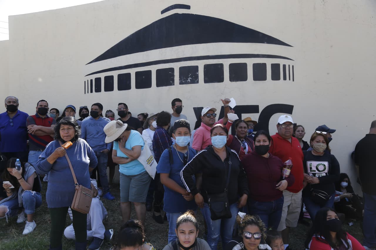Con fotos, pancartas y canciones los seguidores de Vicente Fernández se despidieron del cantante que falleció este domingo tras una estancia hospitalaria de cuatro meses en la que estuvo conectado a un respirador artificial.