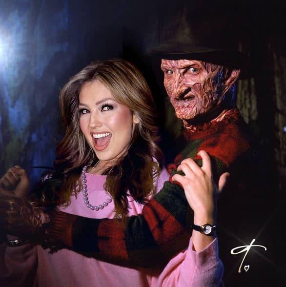Celebrando la noche de Halloween con un viejo amigo, Freddy Krueger.