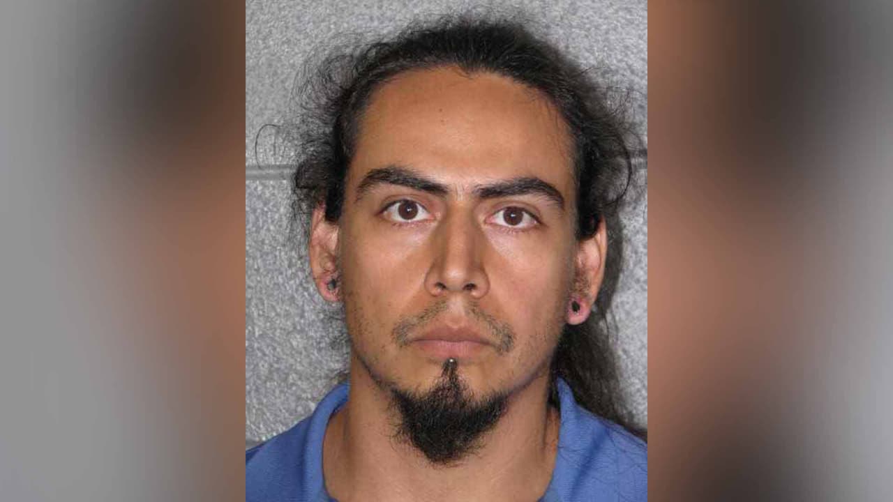 José Ramírez. Las autoridades lo buscan por agresión contra un miembro de la familia y cuenta con convicciones previas por robo y conducir bajo la influencia del alcohol.