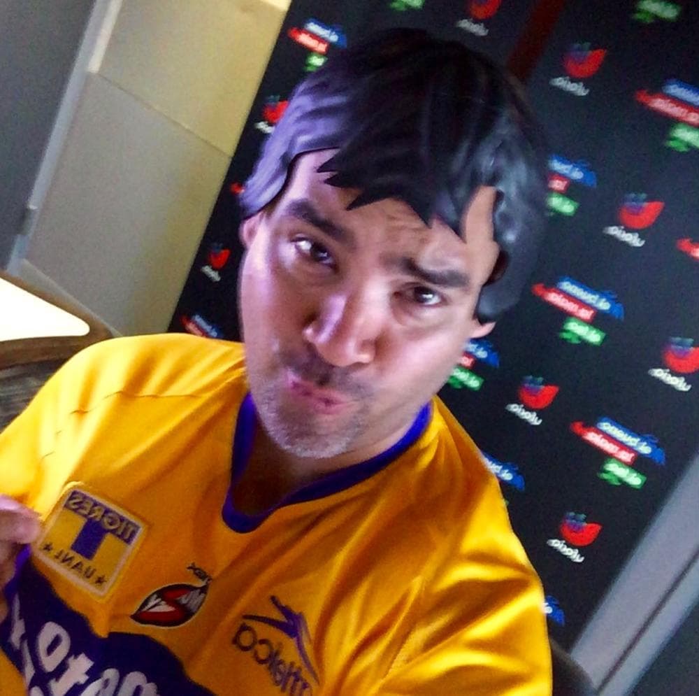 ¿Qué les parece su disfraz de jugador de fútbol en caricatura?