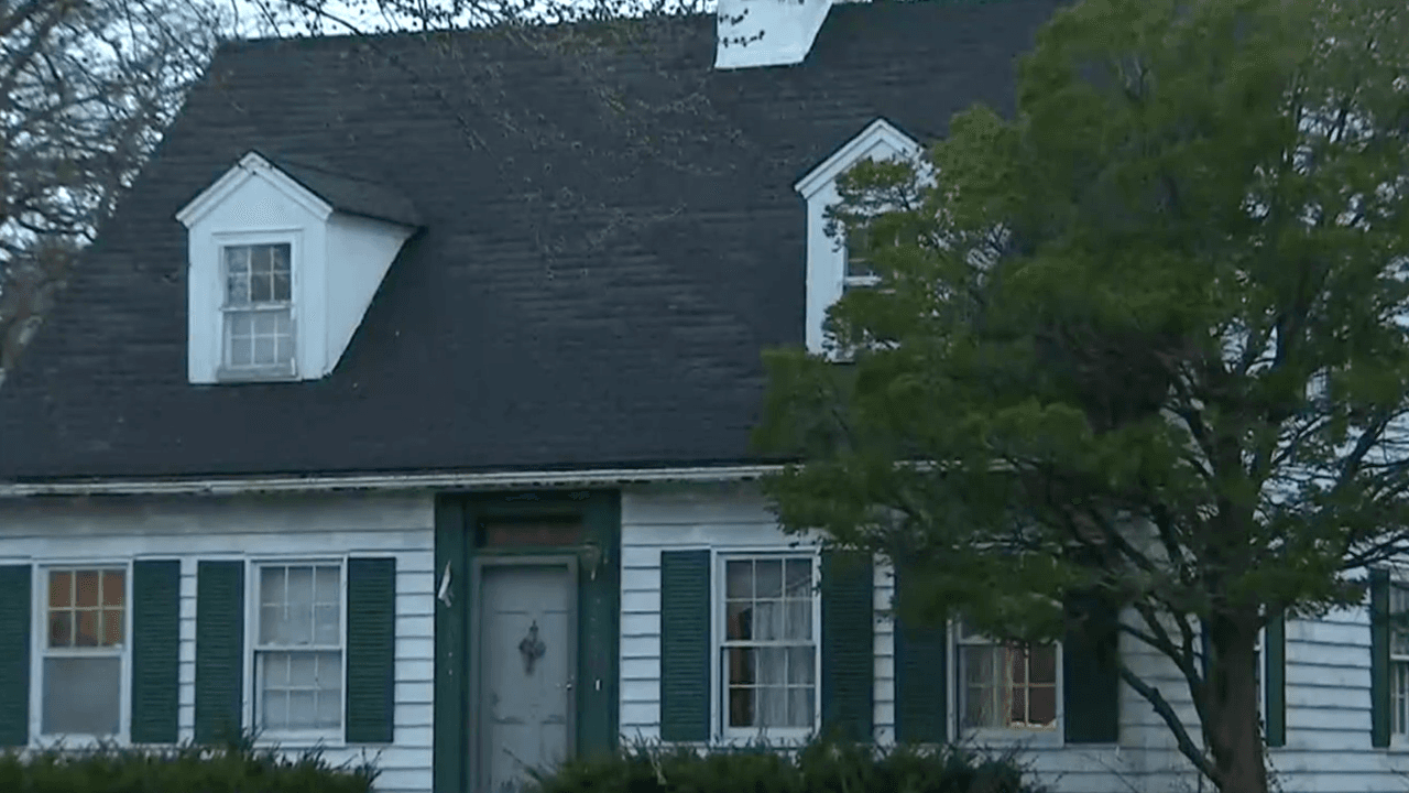 El hogar de la familia del menor fue registrado por autoridades, incluyendo por perros de búsqueda.