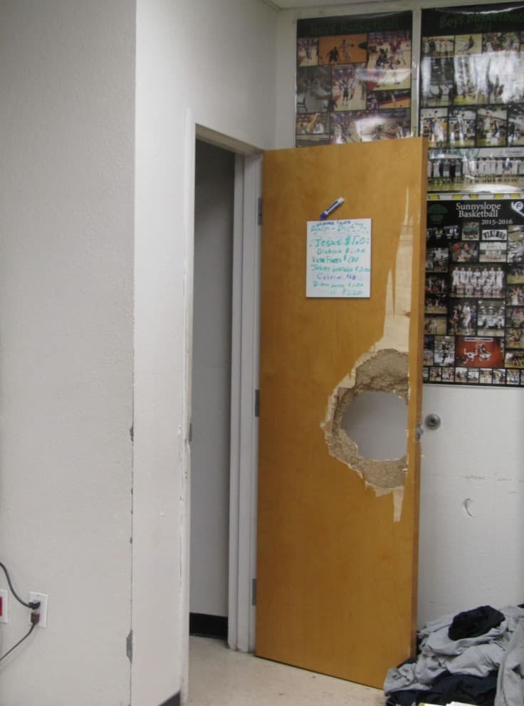 Autoridades informaron que los jóvenes enfrentan cargos de daño criminal agravado y robo comercial; fueron registrados en el centro de detención juvenil.
<br>