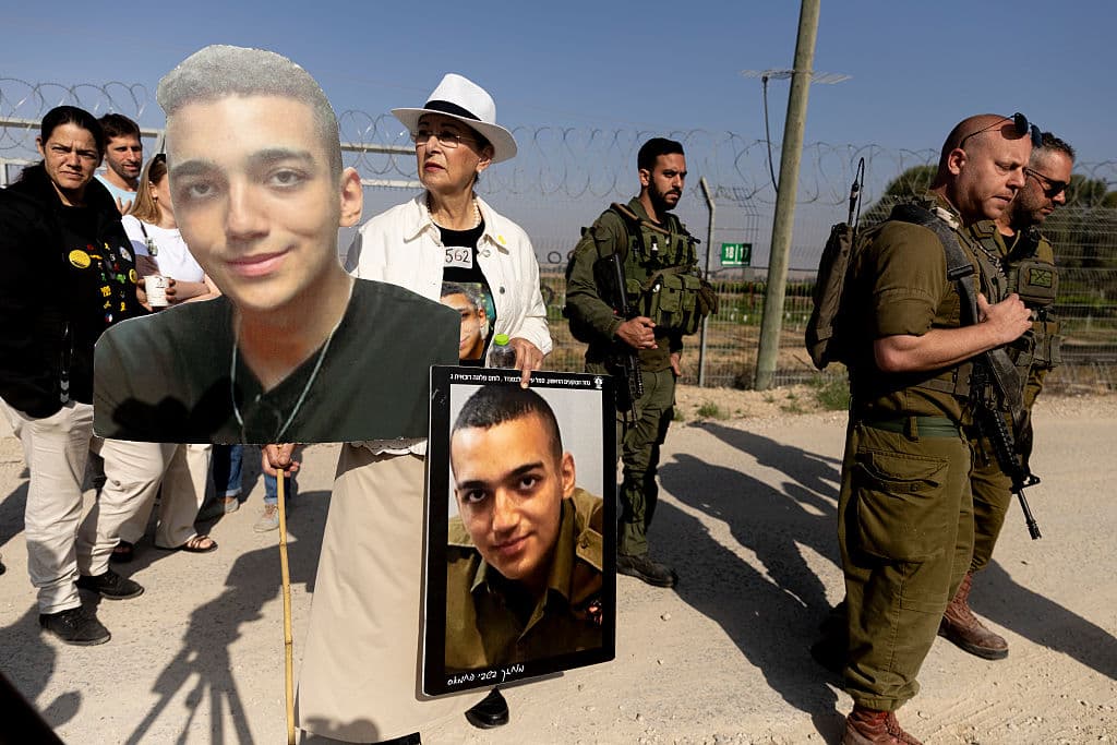 Hamas anunció que liberará a
<b>Edan Alexander</b>, el último
<b>rehén estadounidense vivo en Gaza</b> y residente de
<b>Tenafly, Nueva Jersey</b>, quien se graduó de la escuela secundaria local hace apenas tres años.