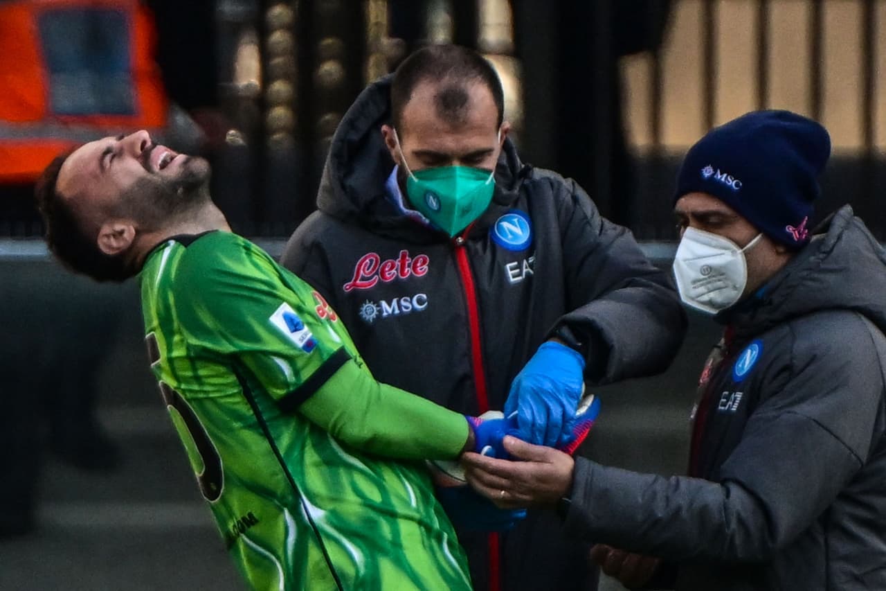 En un duelo donde el mexicano 'Chucky' Lozano jugó 63 minutos y tuvo un papel discreto, el nigeriano Victor Osimhen marcó los dos goles del Napoli, que valieron el triunfo ante Hellas Verona.