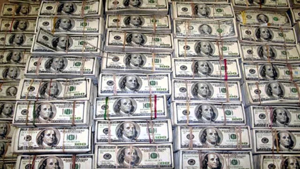 Hombre entrega 10 mil dólares al ser estafado por una mujer con el truco del billete de lotería premiado