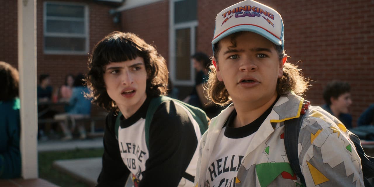 En la última temporada de ‘Stranger Things’ Gaten continuó luciendo sus chinos acompañados siempre con una gorra.