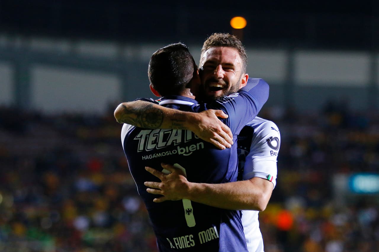Pero al minuto 78' repitió Rogelio Funes Mori para igualar de nuevo el juego, ahora 2-2. La celebración, un abrazo con Miguel Layún (derecha).