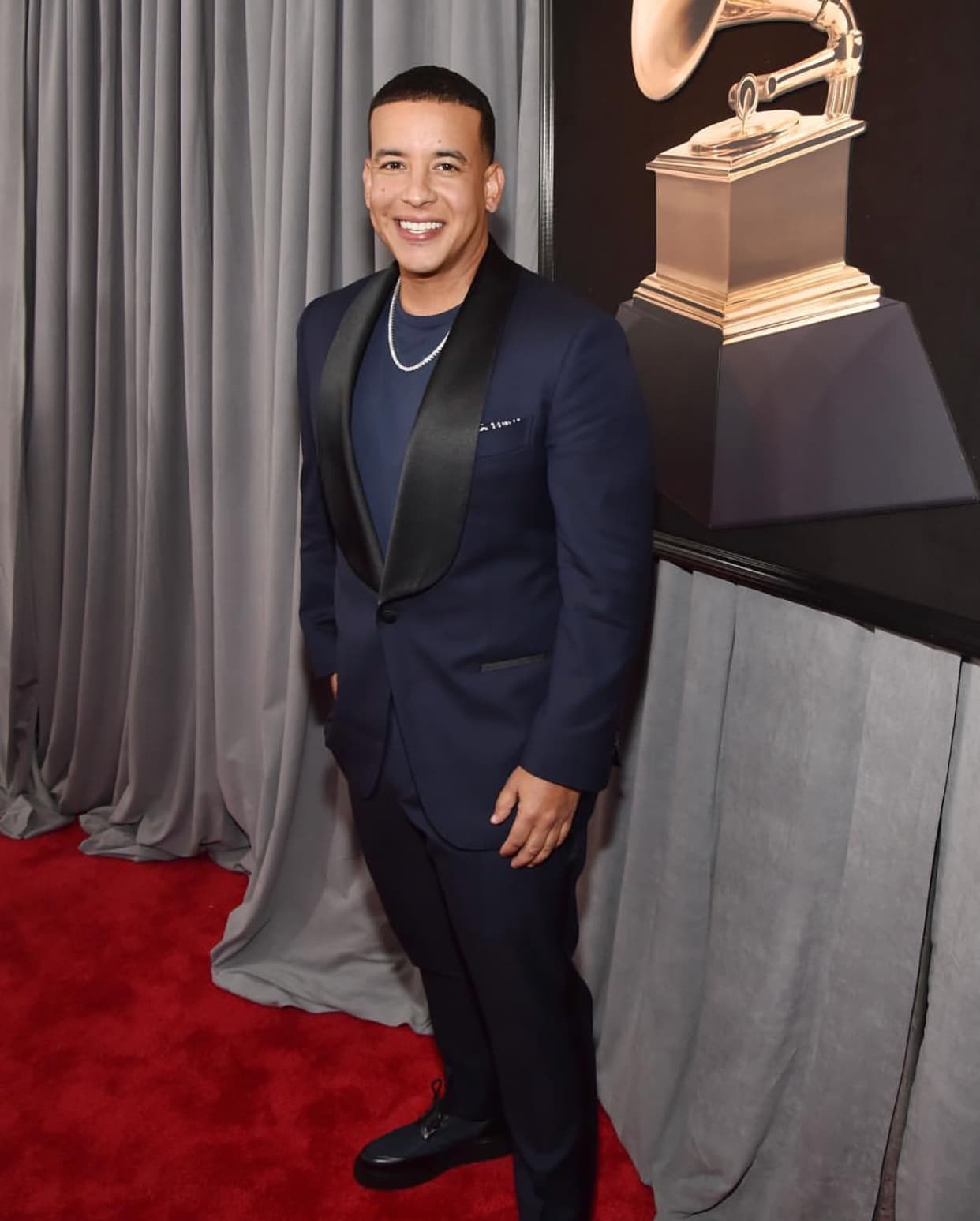 El reggaetonero fue uno de los primeros en llegar a la alfombra roja de los
<b><a href="https://www.univision.com/temas/grammy">GRAMMY</a></b>.