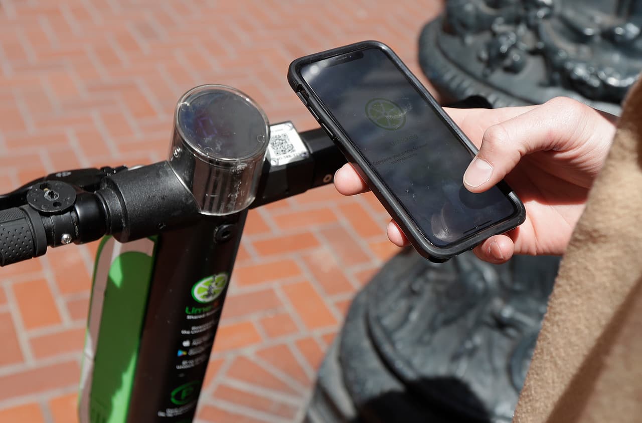 Con un telefono inteligente podrá pagar para usar uno de estos scooters pero la ciudad dijo que también habra opciones para pagar en efectivo.