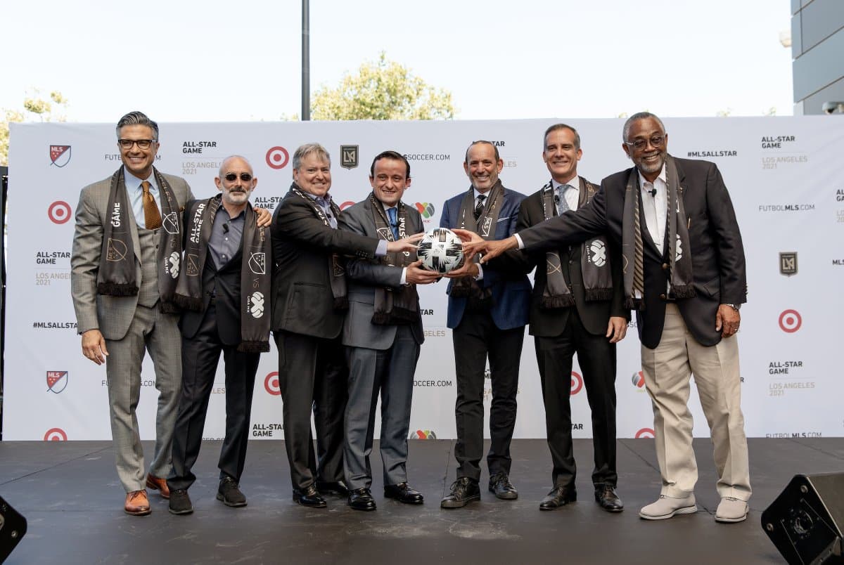 Mikel Arriola y Don Garber, durante el acto de presentación del MLS All-Star Game de 2021.