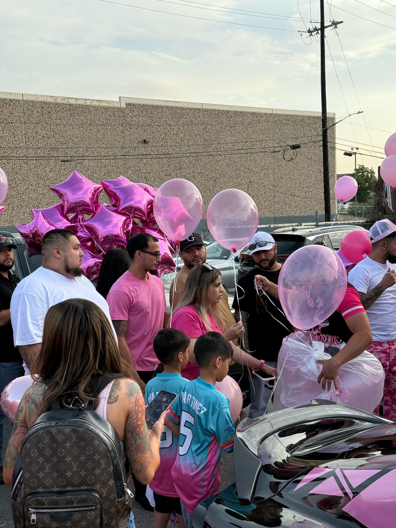 Más adelante, los globos fueron liberados y se fueron hacia el cielo.