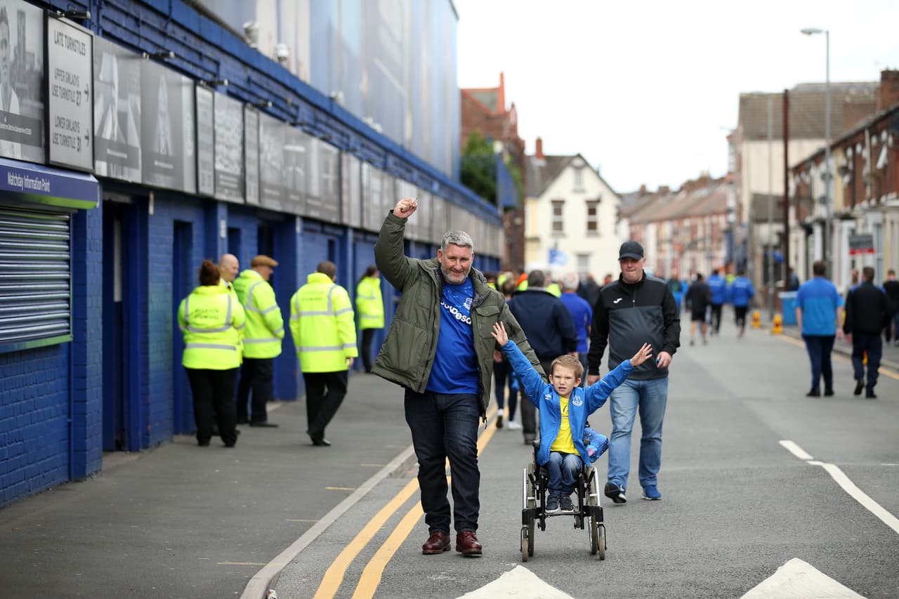 Los espectadores van llegando a Goodison Park.