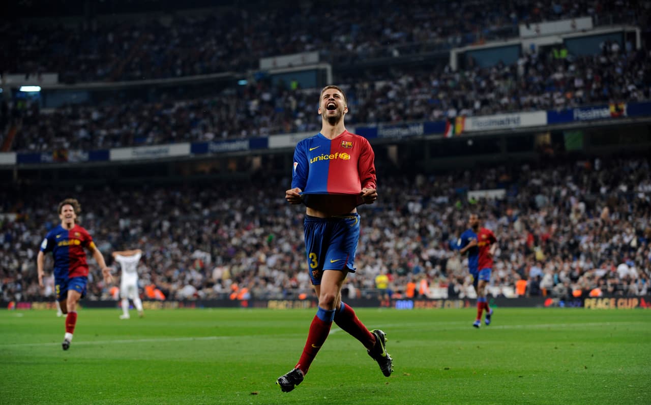 El español estrelló el esférico en la muy lastimada humanidad de Casillas. El balón salió rebotado a un costado del arco, pero aún dentro del terreno de juego. El central blaugrana siguió la jugada y volvió a intentar.