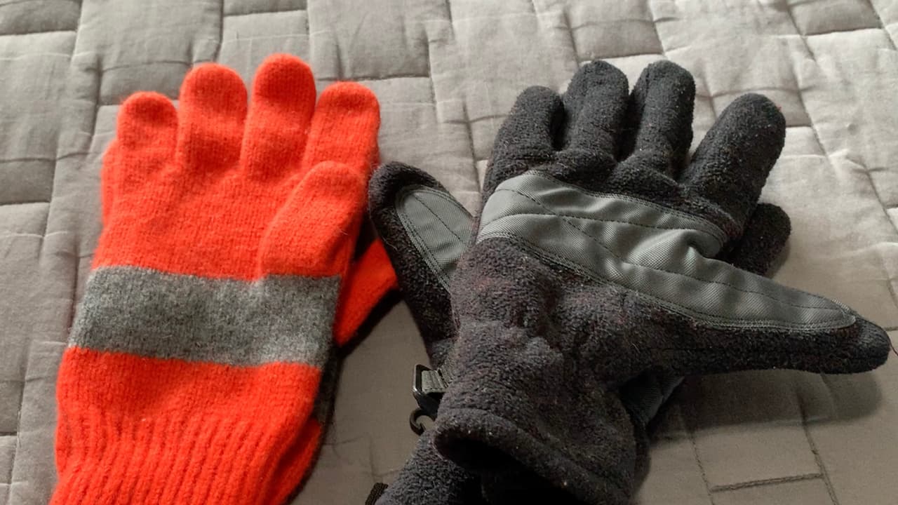 Otros accesorios son los guantes para que no se nos congelen las manos.