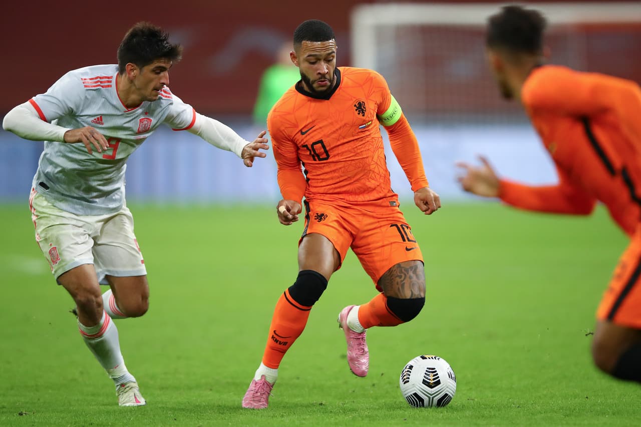 Holanda y España empatan 1-1 en partido amistoso internacional en la Amsterdam Arena. Sergio Canales abrió el marcador al minuto 18 a favor de los españoles, sin embargo, en la segunda parte, Van de Beek iguala el marcador al minuto 48 a favor de la 'Naranja Mecánica'. Sergio Ramos iguala en partidos jugados con su país a Gianluigi Buffon.