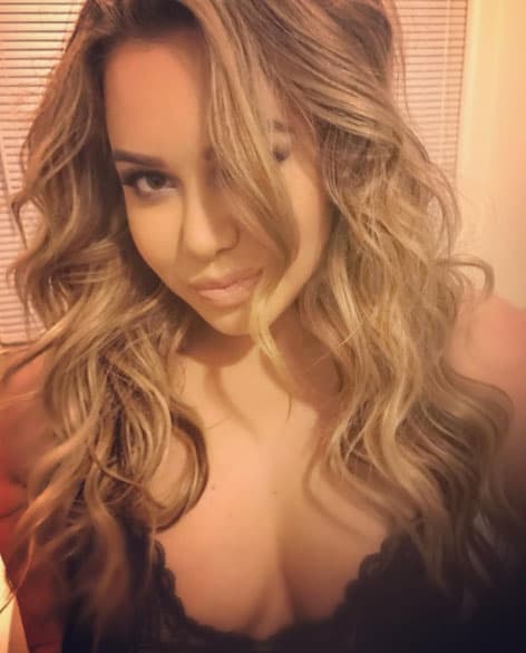 Chiquis desde la intimidad de su habitación.