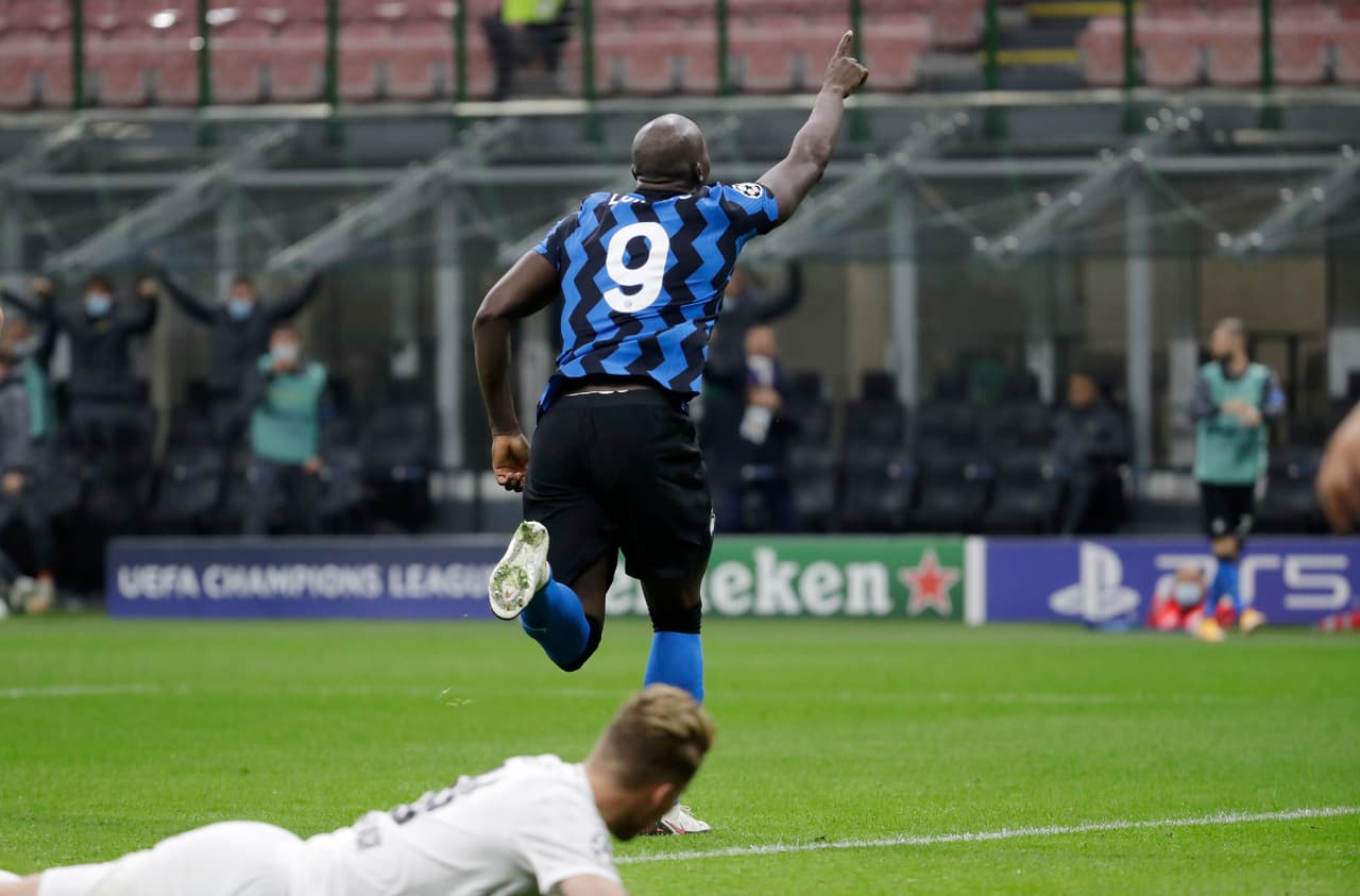 Inter 2-2 Mönchengladbach | Romelu Lukaku (49’, 90’) abrió y cerró el marcador; Bensebaini (63’) marcó de penal y Hofmann (84’) hizo el segundo del cuadro alemán. En la J2 de la máxima competición de clubes europeos, Inter se medirá al Shakhtar y Mönchengladbach al Real Madrid.