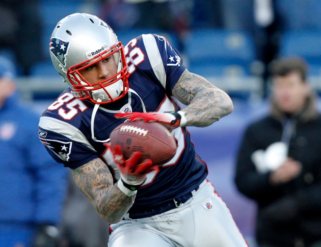 La temporada siguió de la mejor manera y en la semana 15 Aaron Hernández recibió el premio al Mejor Novato de la Semana.