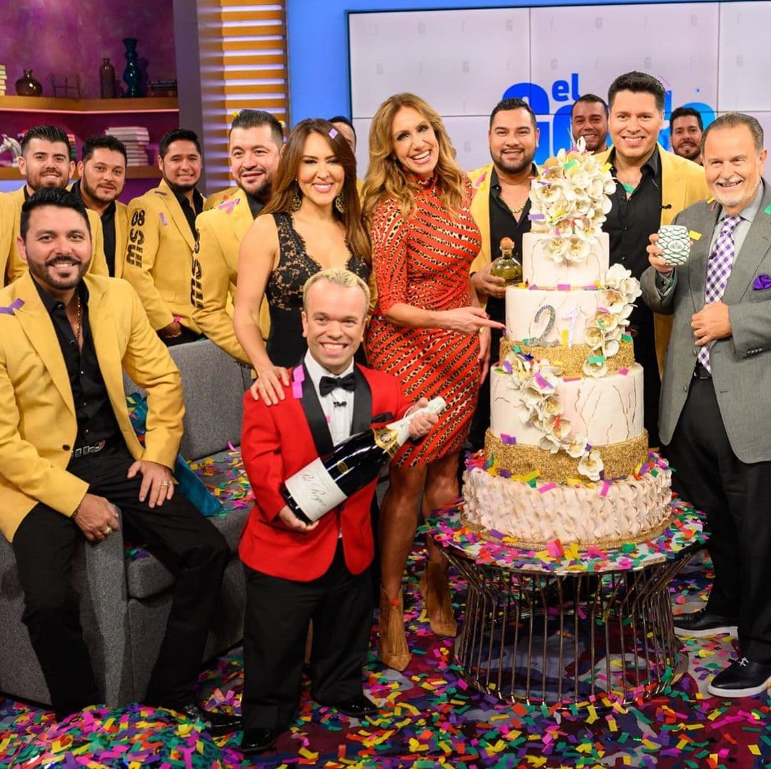 El 21 de septiembre de 1998, Lili Estefan y Raúl de Molina
<b><a href="https://www.univision.com/shows/el-gordo-y-la-flaca/retrojueves-asi-lucian-lili-y-raul-hace-20-anos-cuando-comenzo-el-gordo-y-la-flaca-fotos">comenzaron esta aventura</a></b> para mantener informado al público sobre todo lo que acontece en el mundo del entretenimiento.