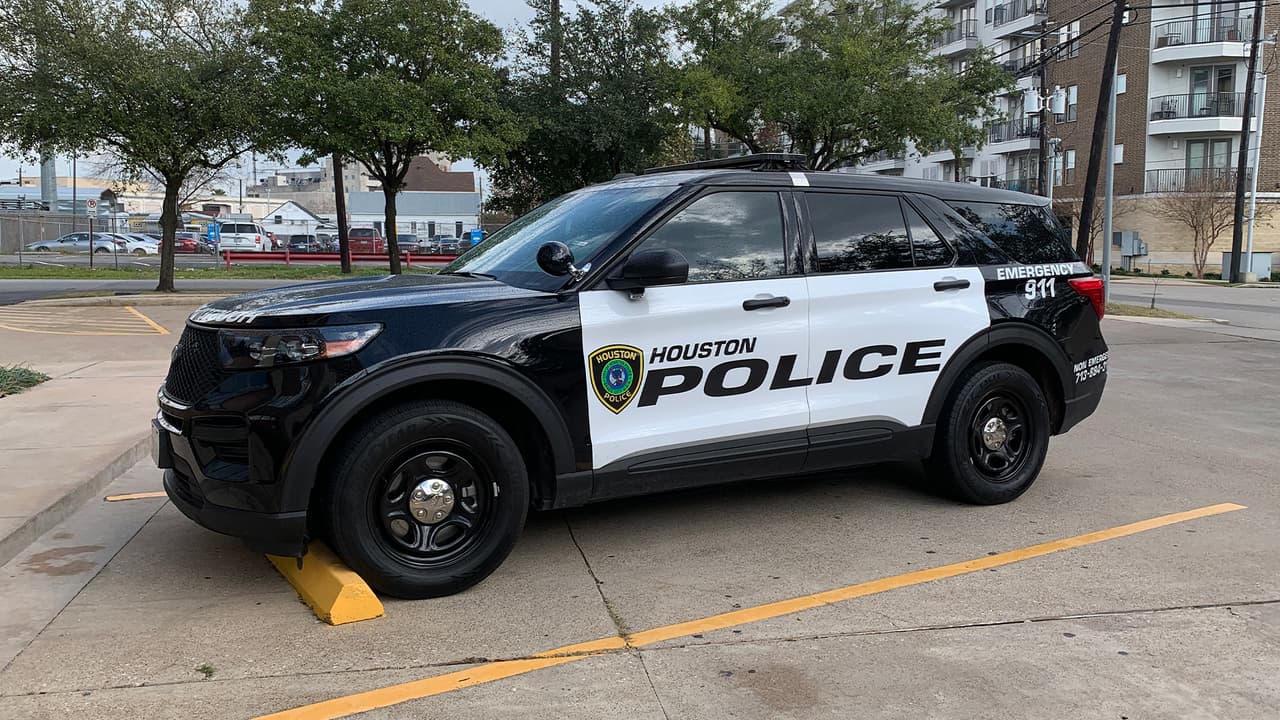 “Nunca estés buscando en la guantera cuando el oficial viene caminando hacia tu vehículo porque eso lo pone muy nervioso porque una de las situaciones en que más mueren policías es una parada de trafico”, explicó el oficial Robles de la Unidad de Relaciones Comunitarias de HPD.